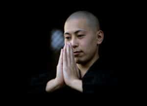 joindre les mains en signe de gratitude
